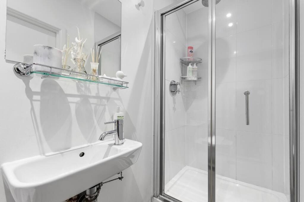شقة لندن  في Stylish Sleep6 Flat At Iconic Piccadilly Circusvr6 المظهر الخارجي الصورة